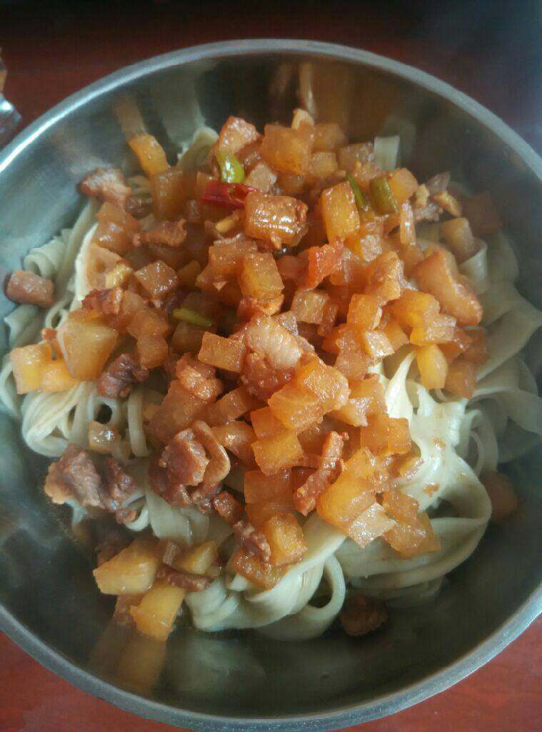 肉丁萝卜捞面,面条煮熟后捞出来，浇上菜搅拌一下就可以吃了