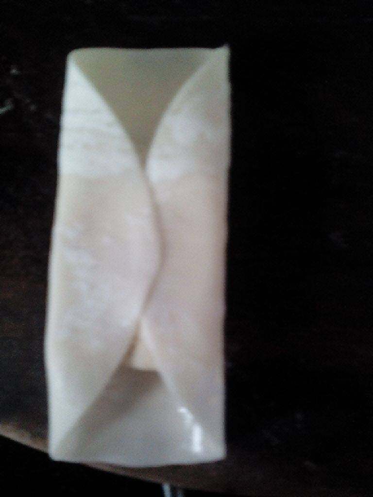脆炸饺皮香蕉,将饺子皮把香蕉块上下左右包严实。