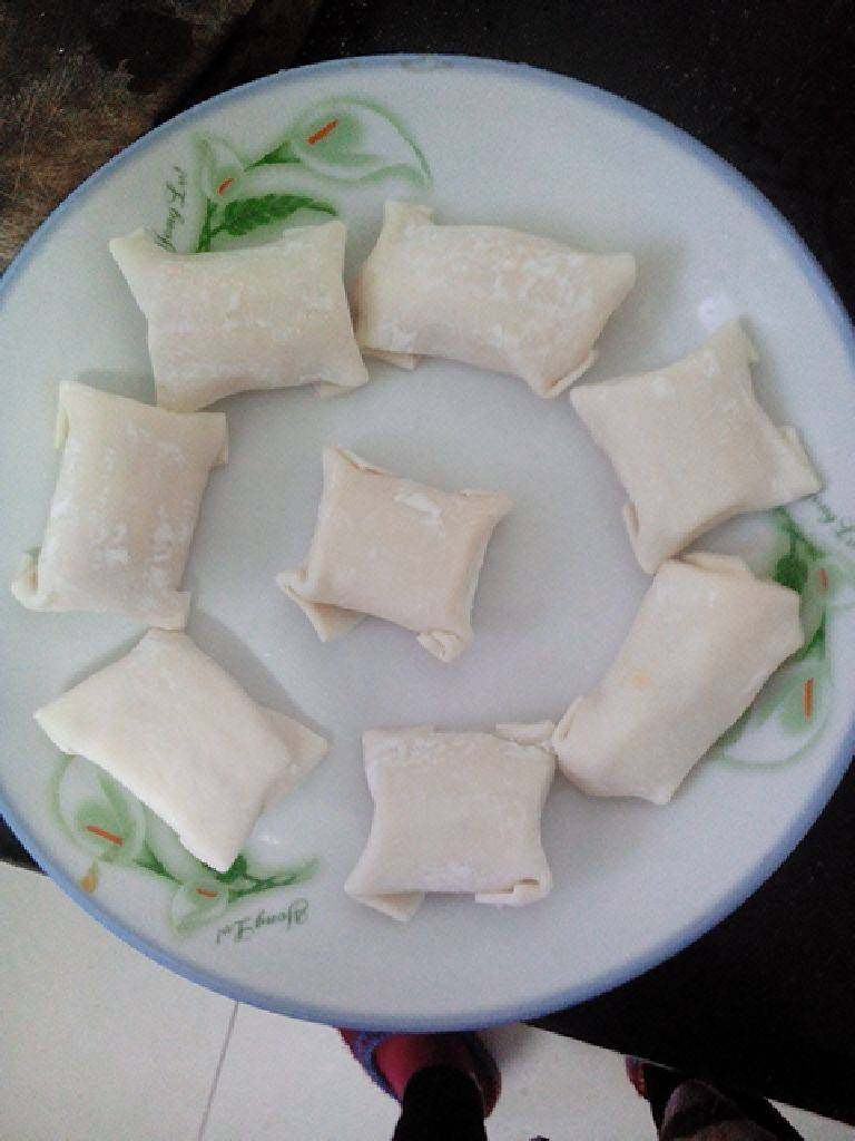 脆炸饺皮香蕉,包好的香蕉备用。