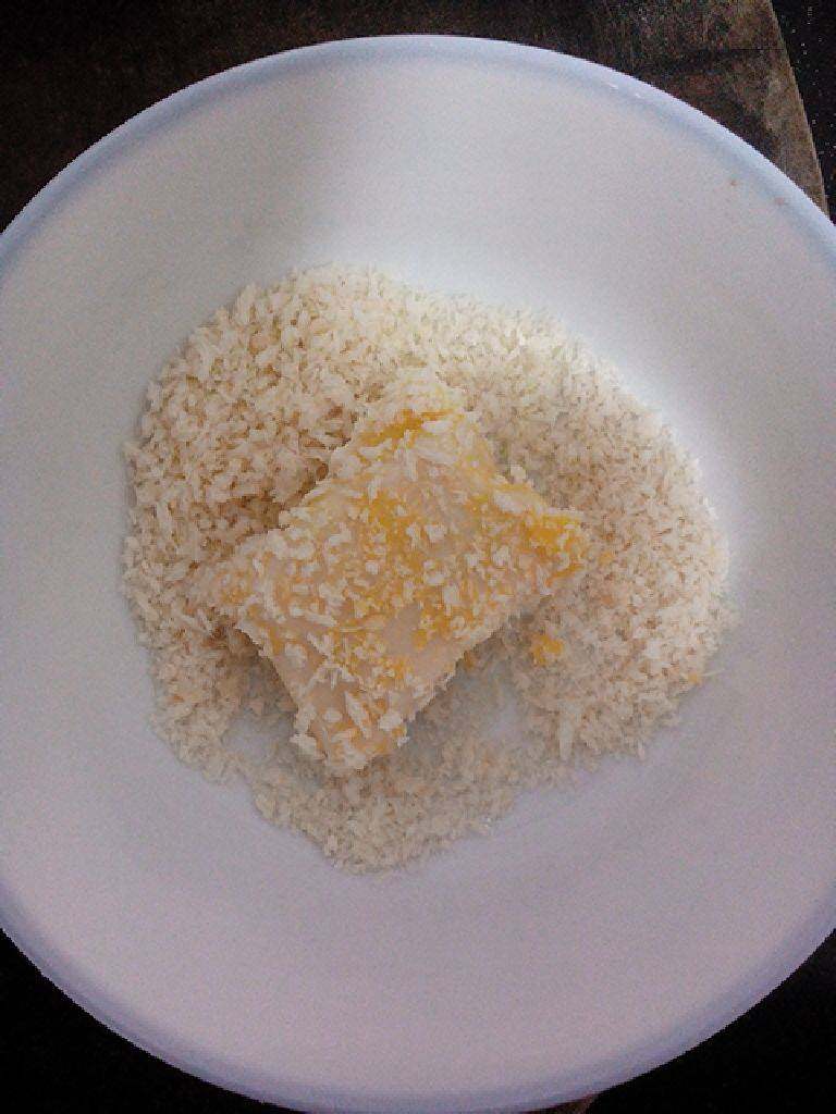 脆炸饺皮香蕉,将包好的香蕉蘸上蛋液，在面包糠滚一圈。