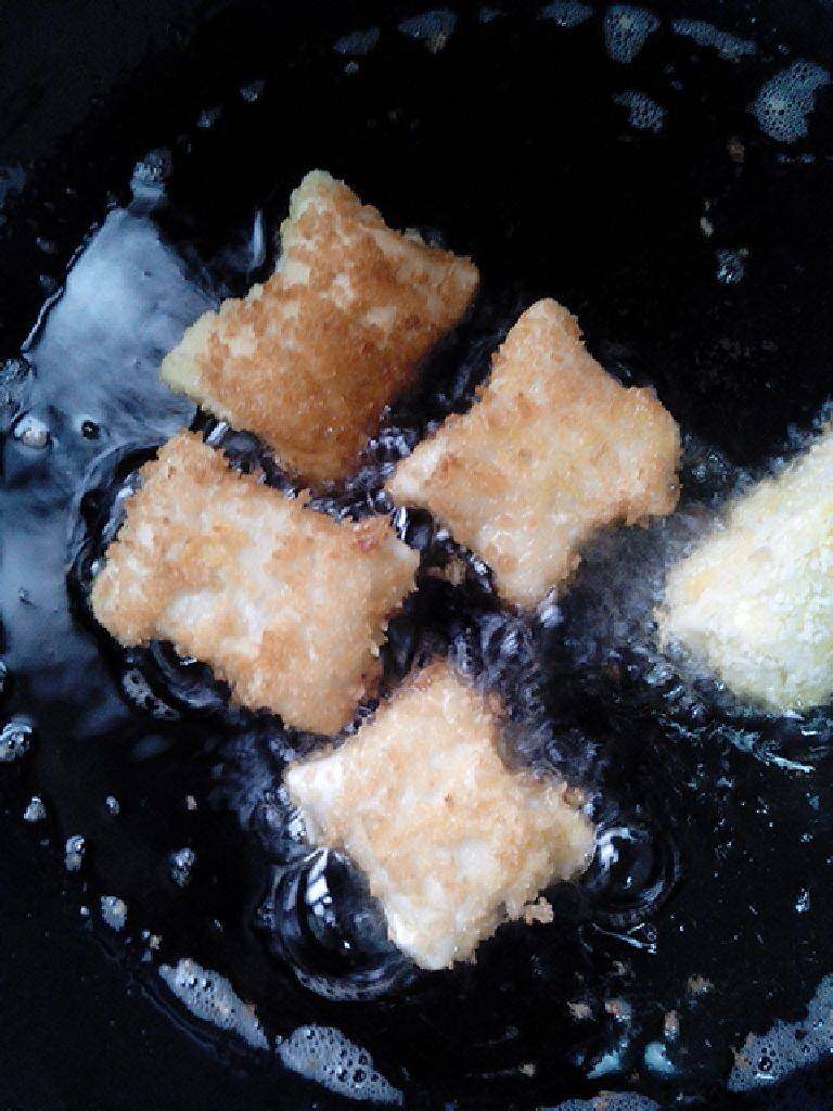 脆炸饺皮香蕉,放热油中炸至金黄即可。