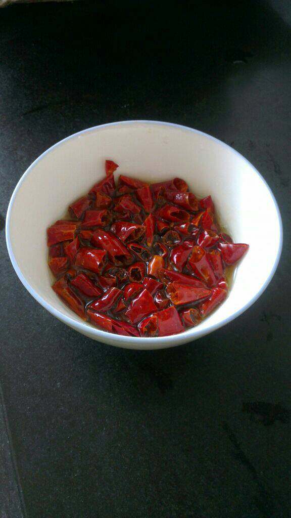 菠菜拌豆腐丝,拿拿一净碗放辣椒段儿,锅洗净;炒锅放油烧热,将热油淋入碗内至成辣椒油;