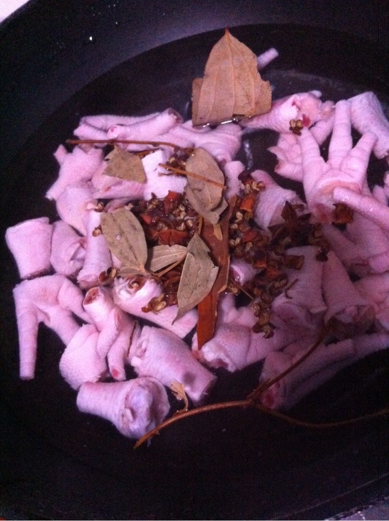 简易泡椒风爪,沥水后加<a style='color:red;display:inline-block;' href='/shicai/ 741'>香叶</a>、<a style='color:red;display:inline-block;' href='/shicai/ 695'>八角</a>、<a style='color:red;display:inline-block;' href='/shicai/ 700'>花椒</a>、<a style='color:red;display:inline-block;' href='/shicai/ 710'>桂皮</a>焯水