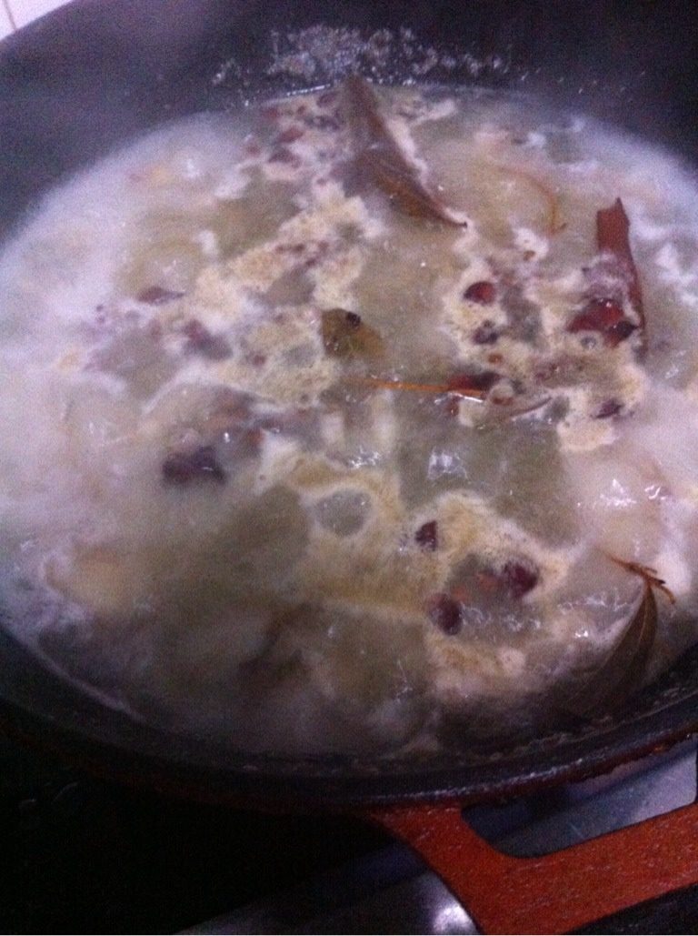 简易泡椒风爪,水烧开后撇掉浮沫煮十分钟左右，用筷子戳一下熟了就行，不要煮烂