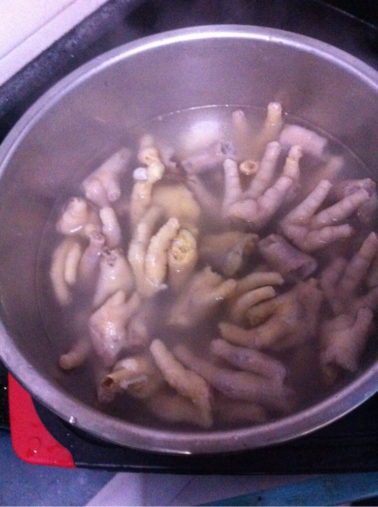 简易泡椒风爪,用自来水冲洗干净后用凉白开加<a style='color:red;display:inline-block;' href='/shicai/ 715'>白醋</a>泡几小时