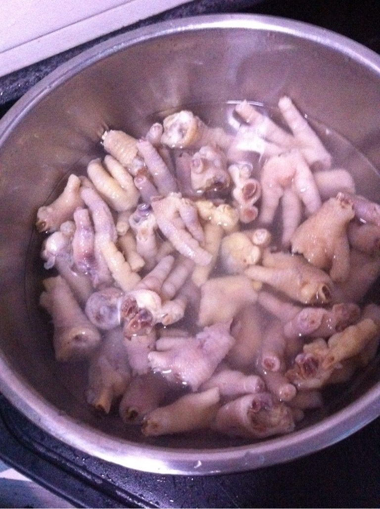 简易泡椒风爪,沥水后用凉白开再过下水