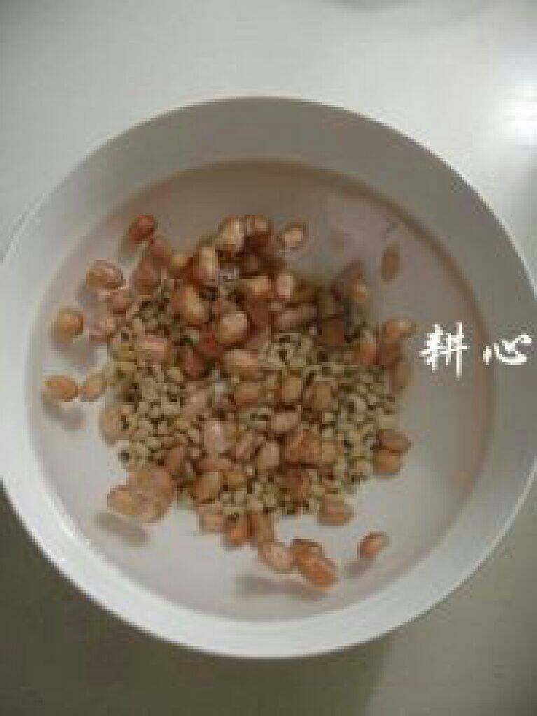 眉豆花生煲鸡脚,花生、眉豆洗净，用清水浸泡2小时左右。