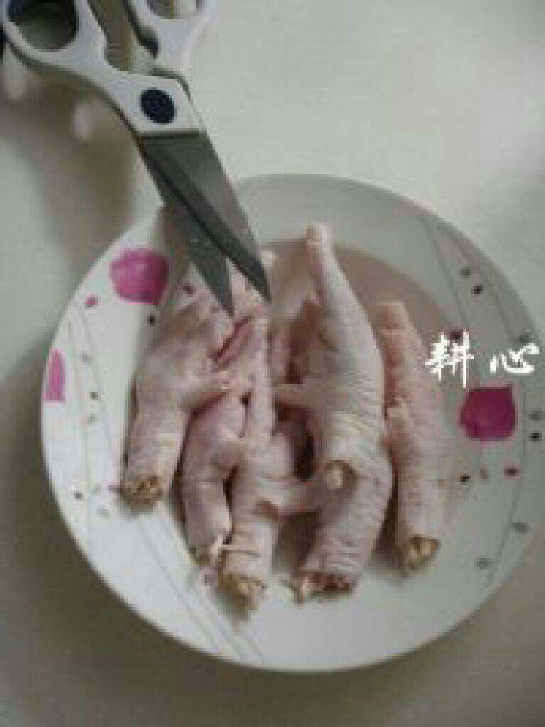 眉豆花生煲鸡脚,鸡脚洗净,用厨房剪刀剪去脚趾。