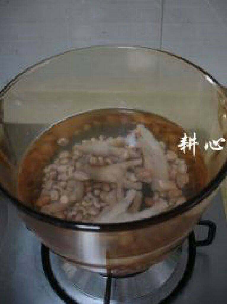眉豆花生煲鸡脚,加入1500ml的清水(两人的分量)。
