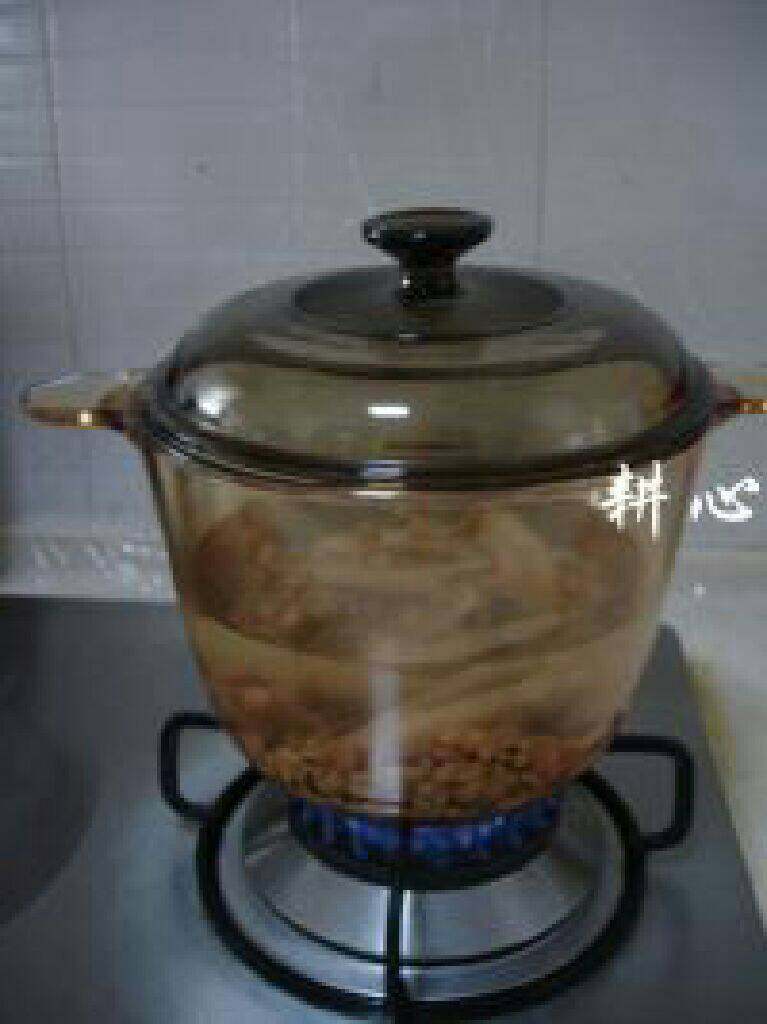 眉豆花生煲鸡脚,盖锅盖,大火烧开。