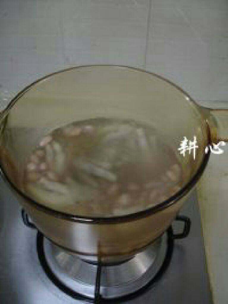 眉豆花生煲鸡脚,关火,揭盖。