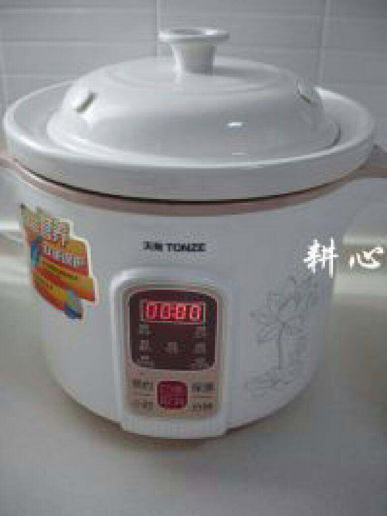 眉豆花生煲鸡脚,盖锅盖,通电。