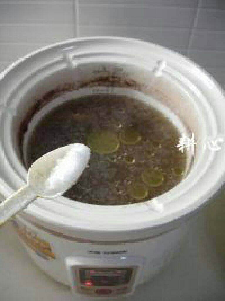 眉豆花生煲鸡脚,时间到,放入适量的食盐调味,即可断电,上桌享用。