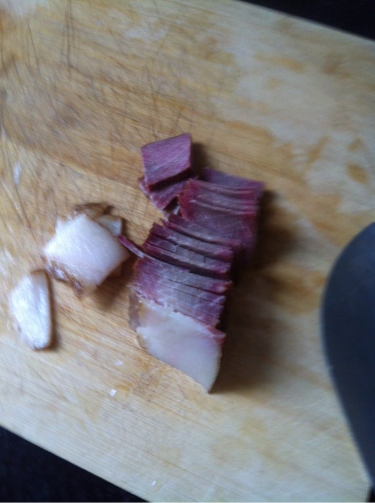 蒜苗炒腊肉,<a style='color:red;display:inline-block;' href='/shicai/ 436'>腊肉</a>切片
