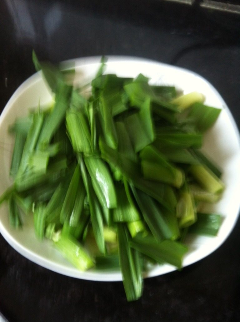 蒜苗炒腊肉,<a style='color:red;display:inline-block;' href='/shicai/ 3349'>蒜苗</a>摘好洗净切段