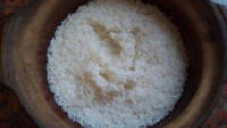 萝卜丝肉饼煲仔饭,然后放入适量的清水浸泡15-20分钟,大米吸收了水分,变大了些。