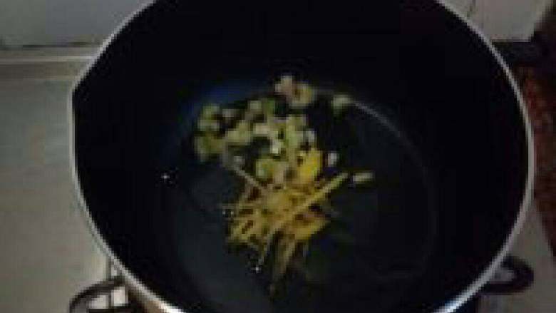 萝卜丝肉饼煲仔饭,与此同时,另起一口锅,放入一点点的食用油,把葱姜放入爆香。