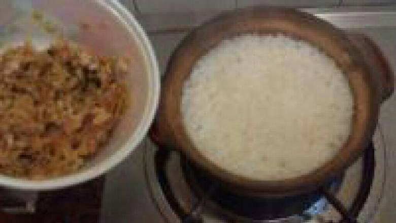 萝卜丝肉饼煲仔饭,这时砂锅里的饭也已经接近干水了,然后把萝卜丝<a style='color:red;display:inline-block;' href='/shicai/ 5353'>肉馅</a>放入。