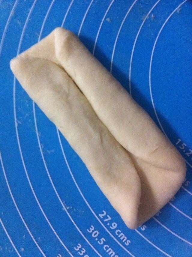 三羊开泰面包,两边往中间对折