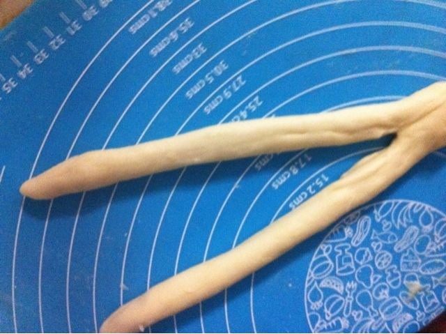 三羊开泰面包,切开三分之二，两条辫子搓圆