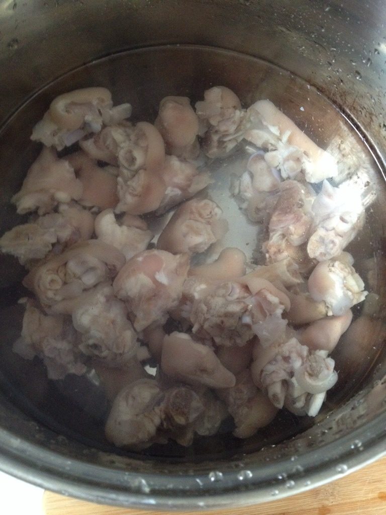 椒麻猪蹄,干净的猪蹄放入锅中煮一个半小时(煮熟为止,锅中的水要清水)