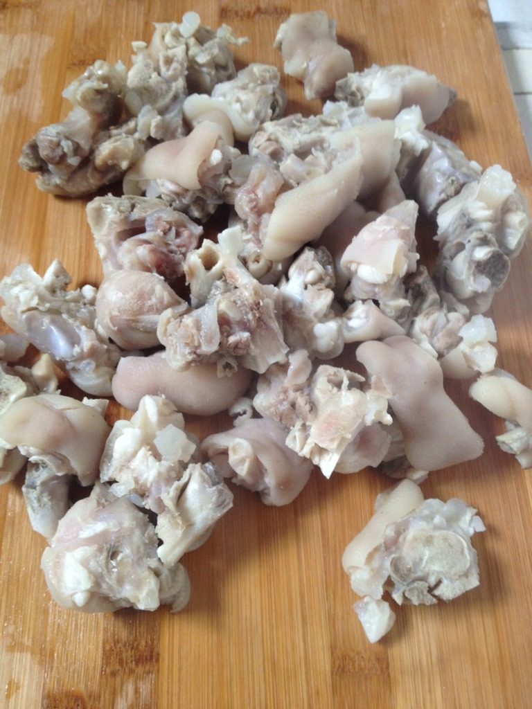 椒麻猪蹄,煮熟捞出冷却到不烫手的程度