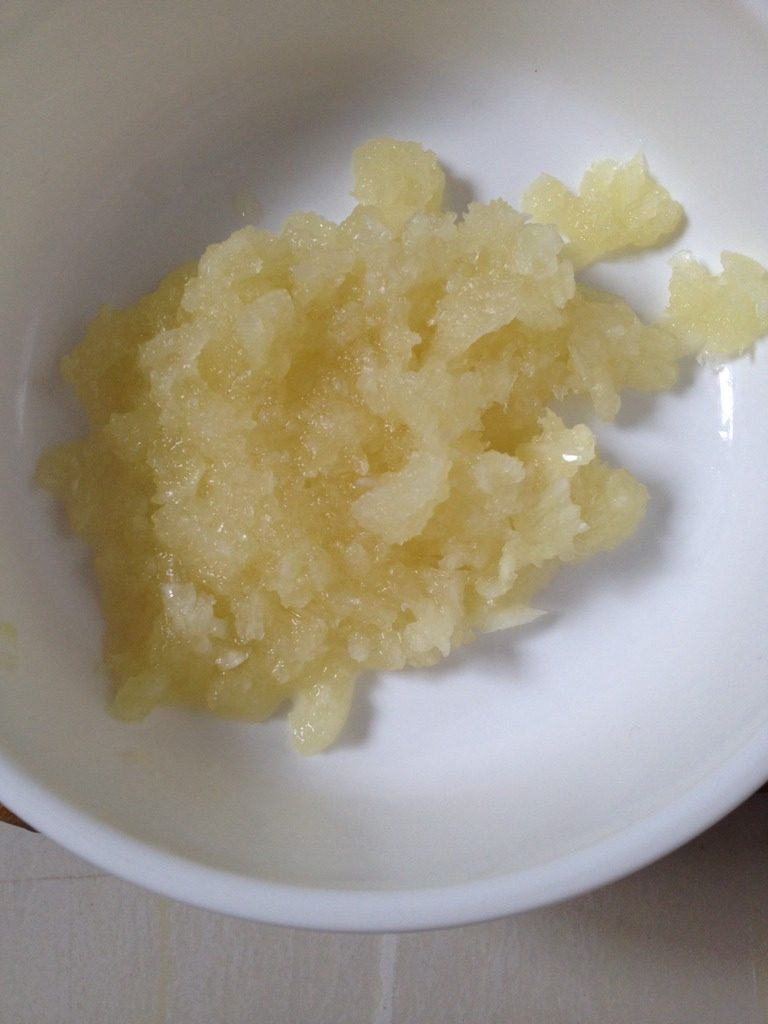 椒麻猪蹄,蒜用料理机打成蒜蓉(家中没料理机可用擀面杖捣碎)