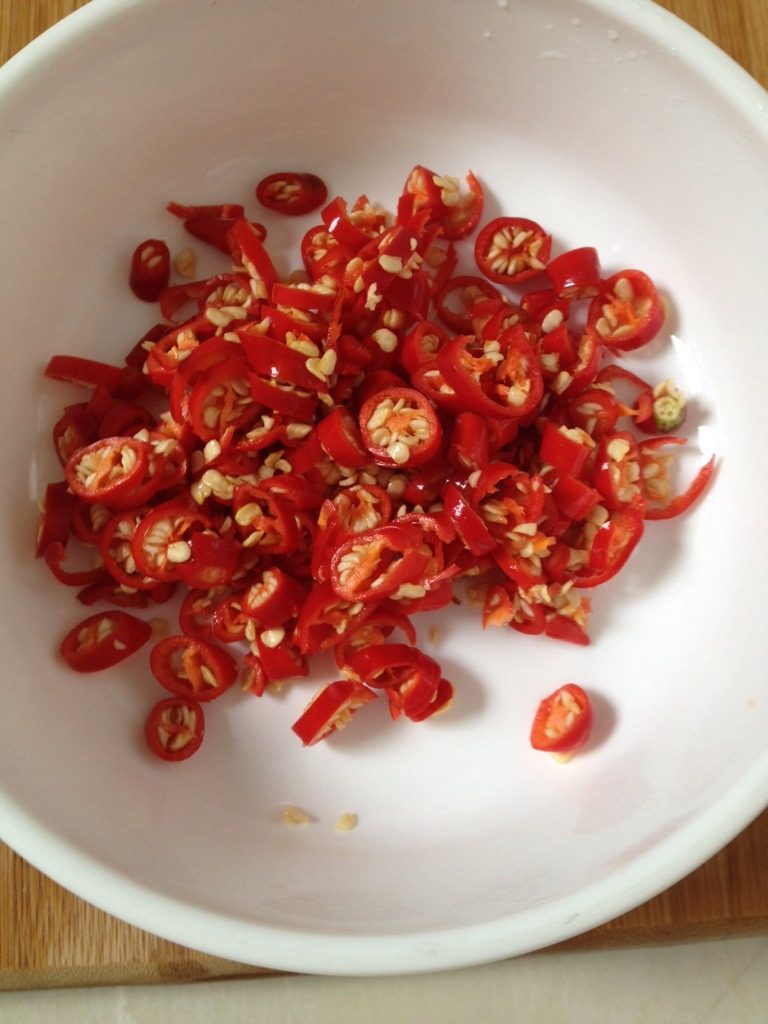 椒麻猪蹄,<a style='color:red;display:inline-block;' href='/shicai/ 82'>小米椒</a>洗干净切碎