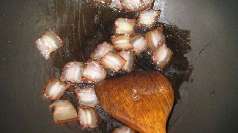 西芹腊肉,热锅放入腊肉片炒透明