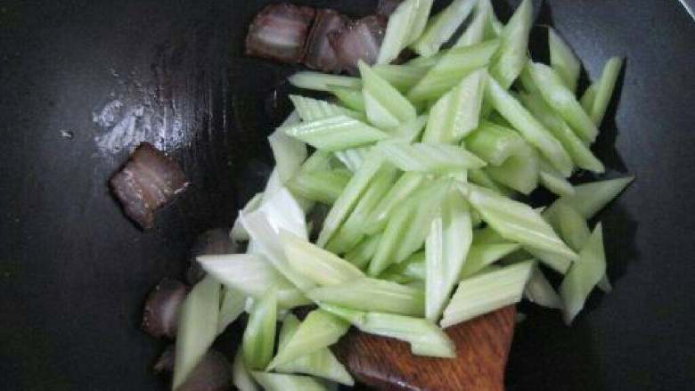 西芹腊肉,放入西芹翻炒均匀