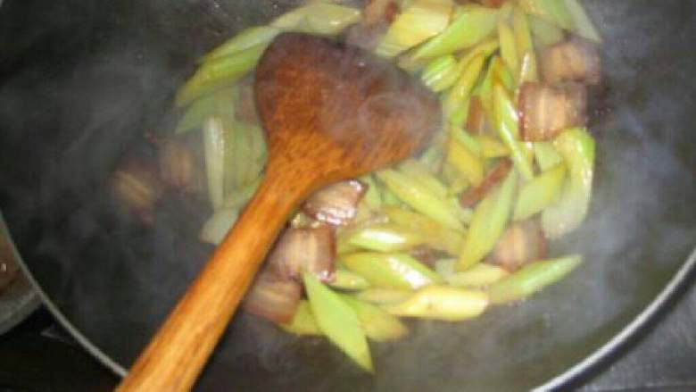 西芹腊肉,加老抽，生抽，糖，盐，鸡粉和醋炒入味糖，鸡粉适量
