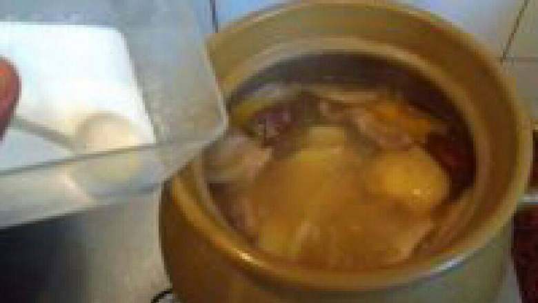 椰子鸡汤,煲好后,可以放入适量的食用盐调味,不放也很清甜好喝的哦。