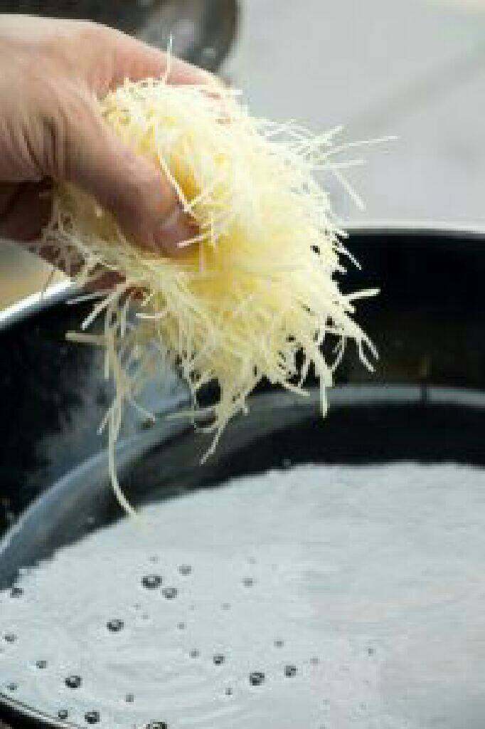 金丝香蕉球,起油锅,烧至八成油温,关底火,下入土豆丝(油不能超过锅的三分之二,不然下人土豆丝后油会冒出锅来)