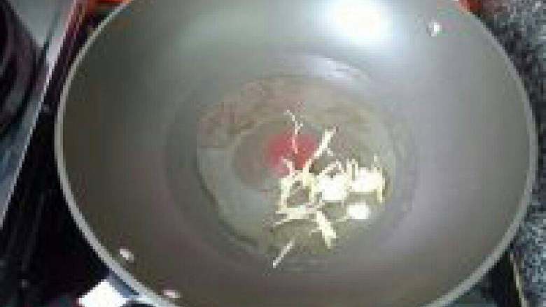 三丝炒米粉,锅内加入食用油烧热,放入<a style='color:red;display:inline-block;' href='/shicai/ 37'>姜</a>、蒜丝。
