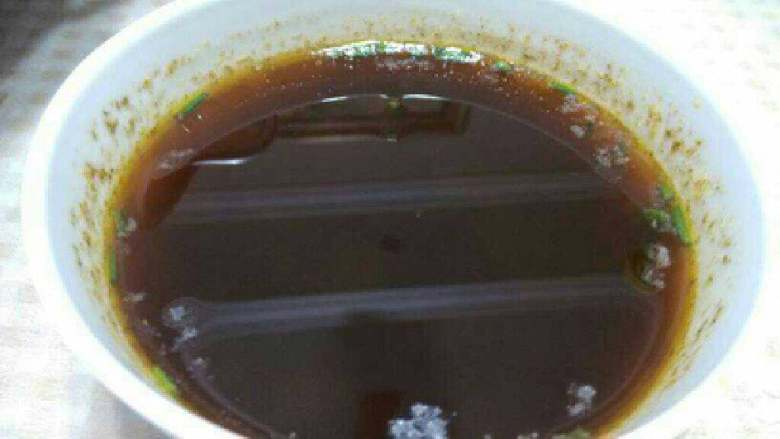 米豆腐,配汤。在碗中放入盐、味精、油、香油、豆豉油、辣椒粉、胡椒粉,用煮沸的水拌成汤,水不要太多,半碗就可。