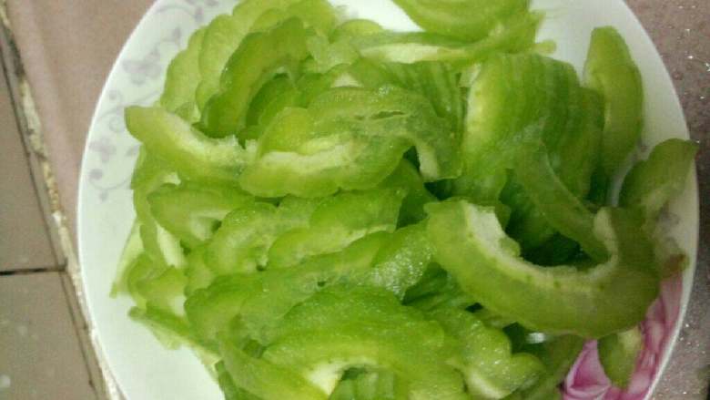 苦瓜煎蛋,把苦切两开边把里面的东西去掉洗干净在切溥片