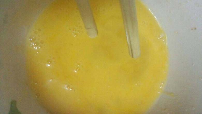 苦瓜煎蛋,打两个<a style='color:red;display:inline-block;' href='/shicai/ 9'>鸡蛋</a>搅拌匀