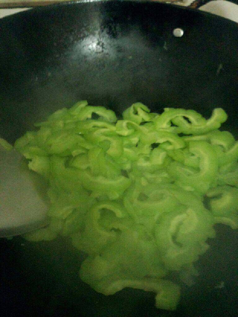 苦瓜煎蛋,锅加油烧热 把<a style='color:red;display:inline-block;' href='/shicai/ 55'>苦瓜</a>倒入炒 炒至八分熟