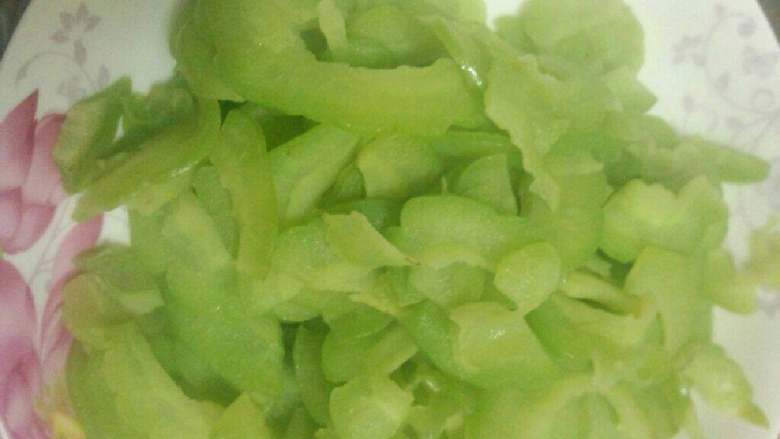 苦瓜煎蛋,加<a style='color:red;display:inline-block;' href='/shicai/ 756'>鸡精</a>和盐在翻炒一下即可出锅