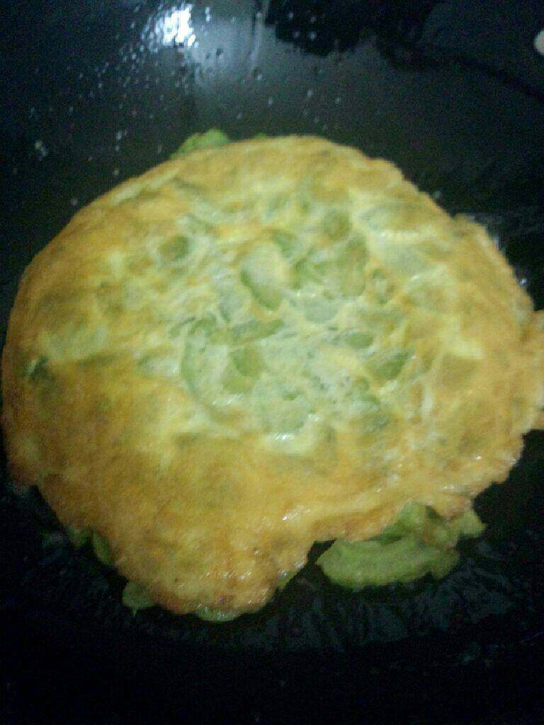 苦瓜煎蛋,煎至金黄 在翻另一边煎