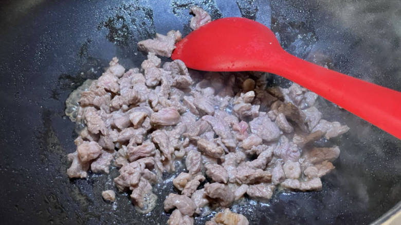 番茄炒牛肉,炒至变色。盛出备用。