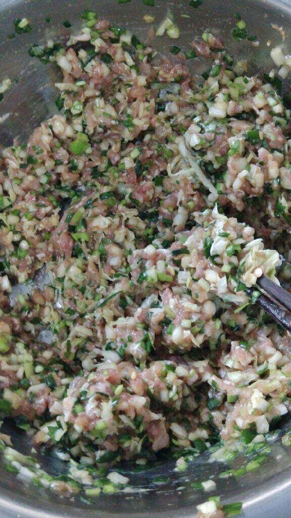 白菜猪肉水饺,再放入少量水，油，<a style='color:red;display:inline-block;' href='/shicai/ 829'>十三香</a>，<a style='color:red;display:inline-block;' href='/shicai/ 692'>酱油</a>，盐拌均匀