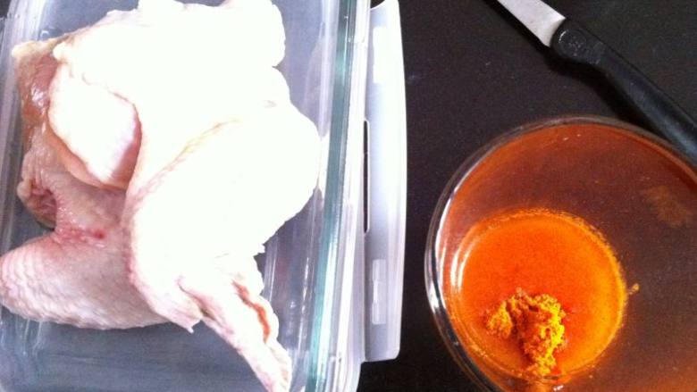 cook100新奥尔良烤翅,腌肉:按照建议比例配置的专用的料汁:料:水:肉 = 70g:70g:1kg 充分混拌10分钟,放于冷藏室静置,梅个半个小时充分混拌一次,到料汁完全吸收为止,腌制3-4个小时即可烤制。如果想要尽快腌制入味,可以考虑在鸡翅上划两道然后多搅拌按摩。(我是冰箱冷藏12小时以上,隔夜以后才使用的)