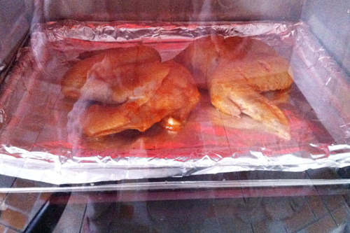 cook100新奥尔良烤翅,烤肉:烤箱预热220℃ 上下火中层。把腌制好的鸡翅放在烤网上或者铺了锡纸的烤盘上,鸡翅尖部位包上锡纸,放进烤箱中层。烤5分钟后薄薄的刷一层蜂蜜,继续烤30~40分钟,中间再刷一次蜂蜜,翻面一两次;两面分别烤6~8分钟至鸡翅金黄即可。