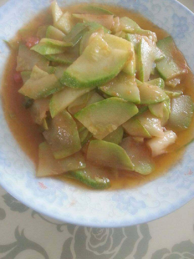 番茄西葫芦,如图加入盐、<a style='color:red;display:inline-block;' href='/shicai/ 756'>鸡精</a><a style='color:red;display:inline-block;' href='/shicai/ 788'>生抽</a>少许<a style='color:red;display:inline-block;' href='/shicai/ 3729'>白糖</a>出锅装盘即可