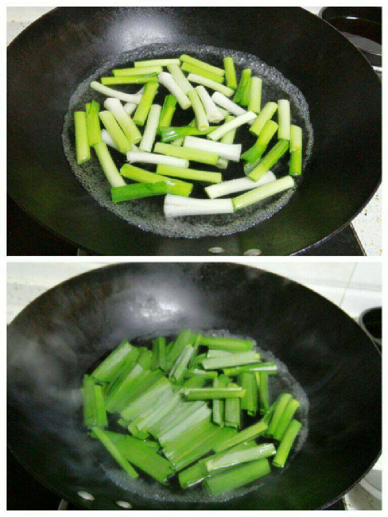 甜酸蒜苗,分别将蒜白和蒜叶焯水。(水里加少许盐。蒜白部分要多煮一分钟)