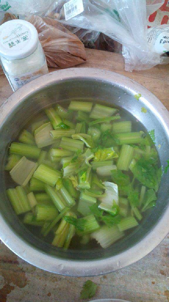 凉拌芹菜,<a style='color:red;display:inline-block;' href='/shicai/ 125'>芹菜</a>洗净切段滚水淖熟捞入凉水盆里