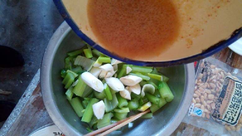 凉拌芹菜,把芹菜从凉水盆里看出来放入<a style='color:red;display:inline-block;' href='/shicai/ 3232'>香葱</a>倒入之前调好的调料汁