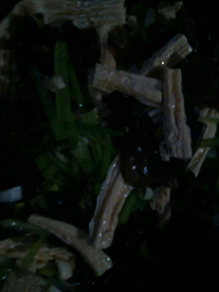 凉拌西芹，木耳，腐竹,最后把腐竹，木耳，西芹倒入一个盆里撒上盐，葱丝，蒜末，醋，香油就好