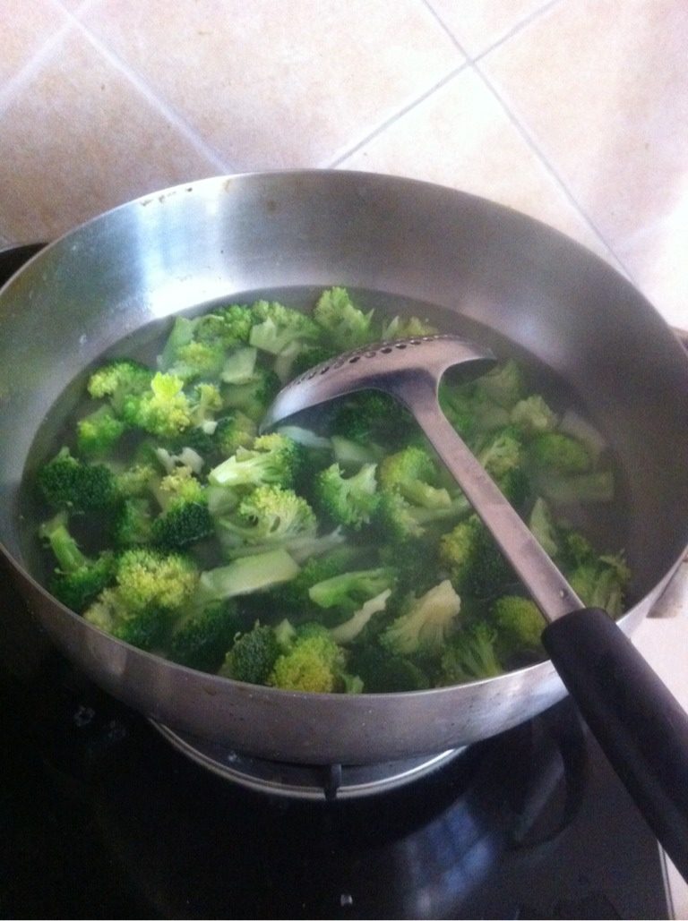 轻素食～蚝油虾仁西兰花,锅中热水烧开，放入西兰花，1分钟后捞出